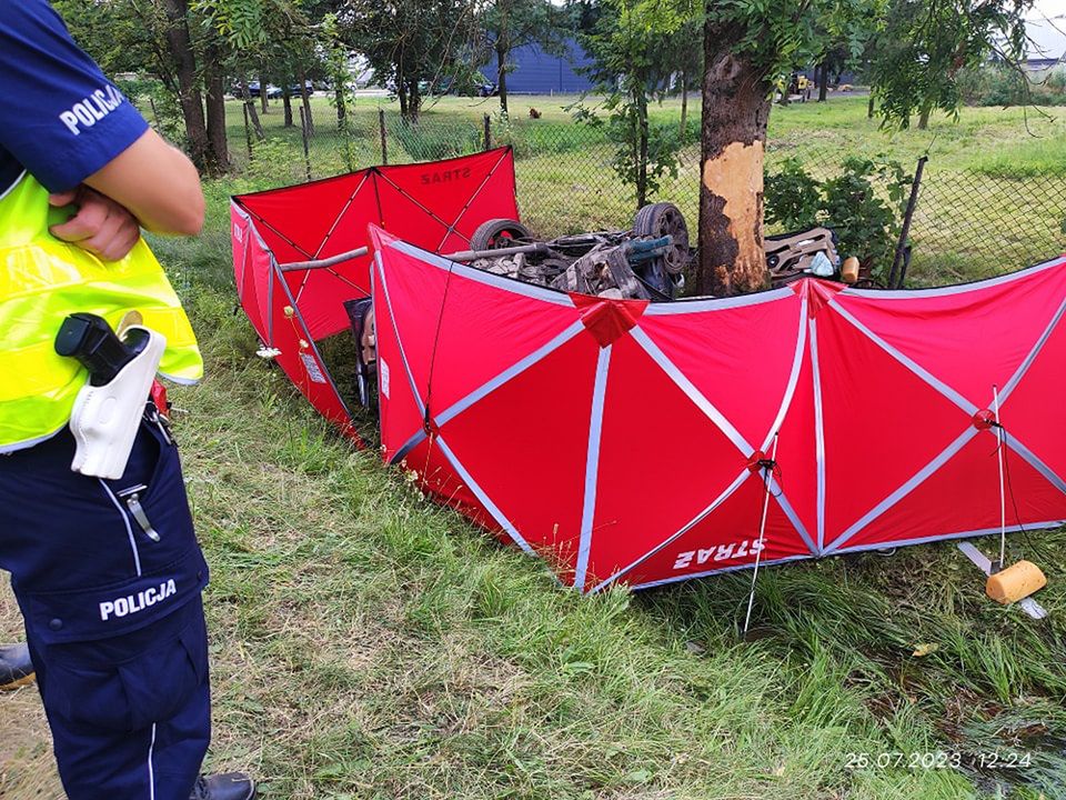 BMW roztrzaskało się na drzewie. Kierowca zginął na miejscu