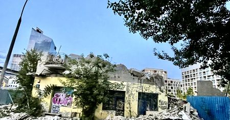Warszawa. Zgredek i Kremuś szukają domu. Ich kryjówkę rozebrała wielka maszyna