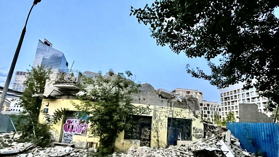 Warszawa. Kolejna przedwojenna kamienica na warszawskiej Woli musi ustąpić miejsca nowym biurowcom i apartamentowcom. Do straciła gromada dzikich kotów. Wolontariusze szukają im domów