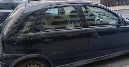 Zostawiła dziecko w aucie na zakazie. "Mama poszła na zakupy"