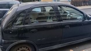 Zostawiła dziecko w aucie na zakazie. "Mama poszła na zakupy"