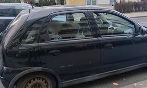 Zostawiła dziecko w aucie na zakazie. "Mama poszła na zakupy"