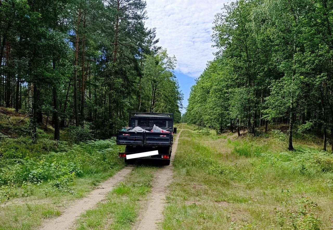 Zostawił to w lesie i odjechał. Wkrótce musiał po sobie posprzątać