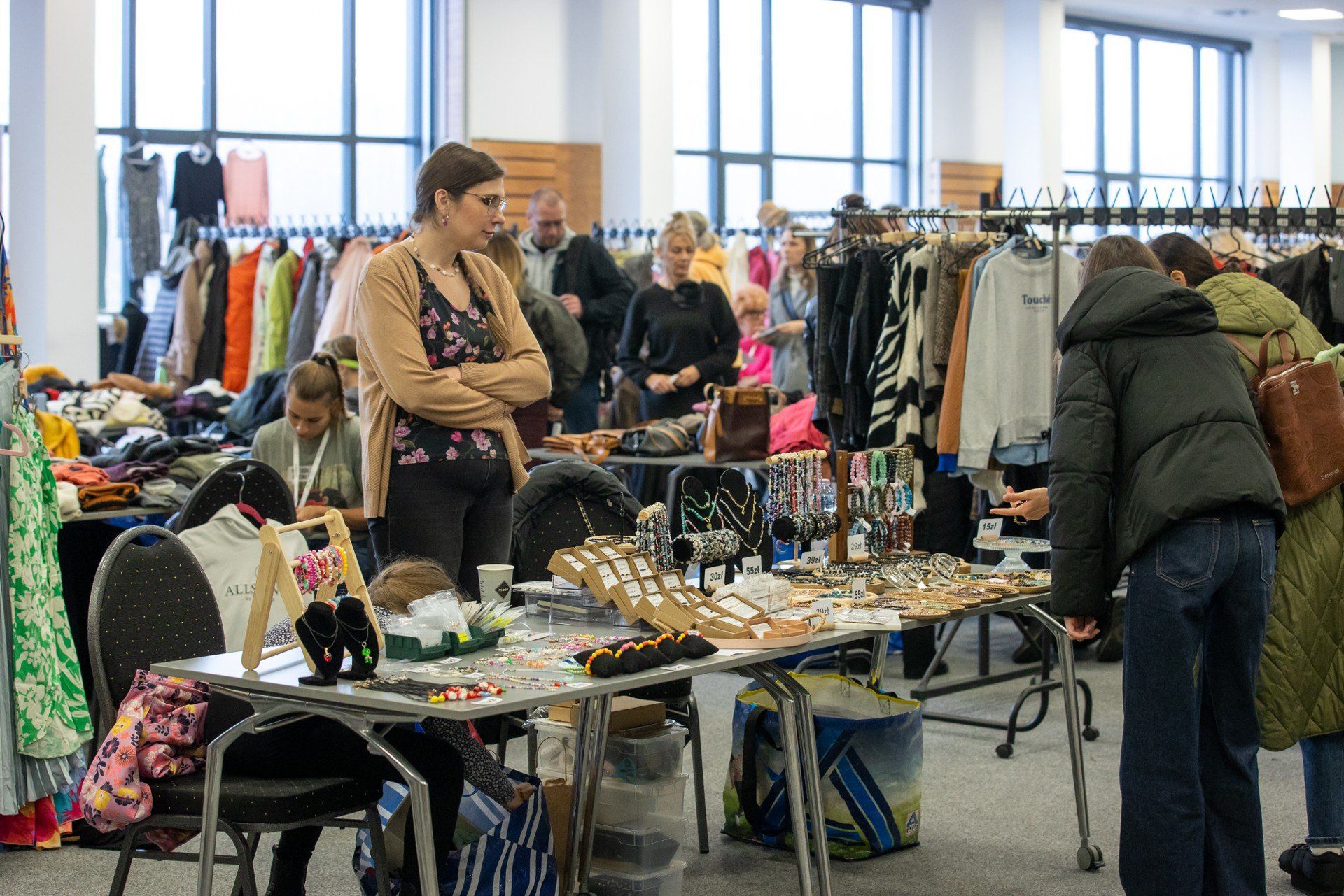 Dla odwiedzających stoiska to był nie tylko dobry moment, by odświeżyć garderobę, ale także, by poszukać nowych inspiracji modowych. Bo trzeba wiedzieć, że Bydgoski Bazar to miejsce, gdzie moda łączy się z ekologią, a pasja spotyka z designem.