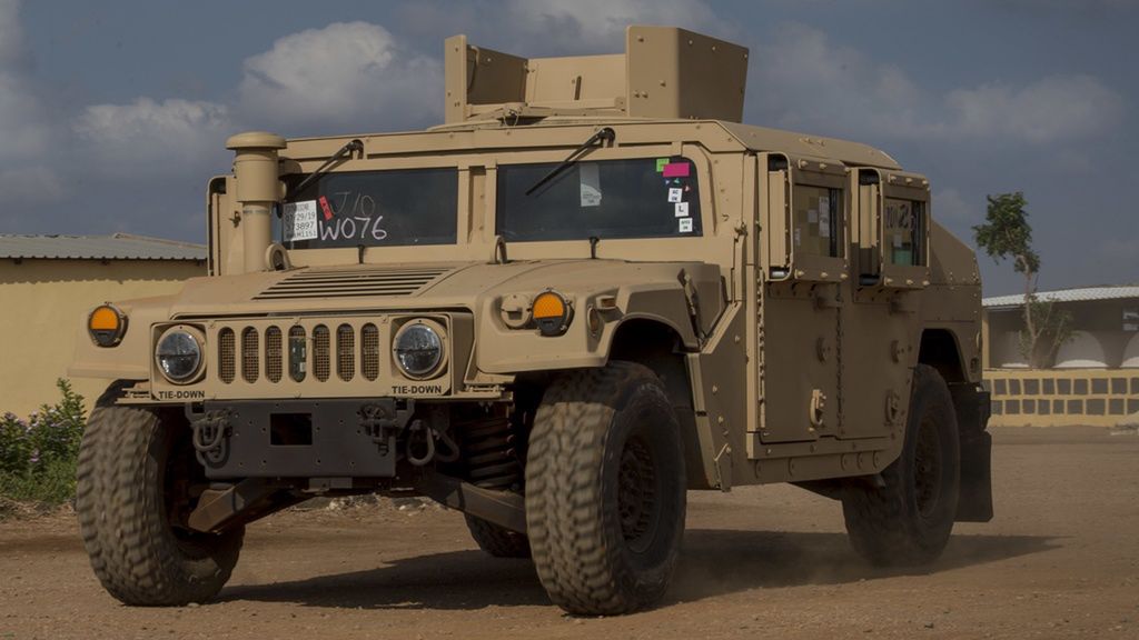 HMMWV 2 – Opancerzony HMMWV z obrotnicą innego typu. Dobrze wido