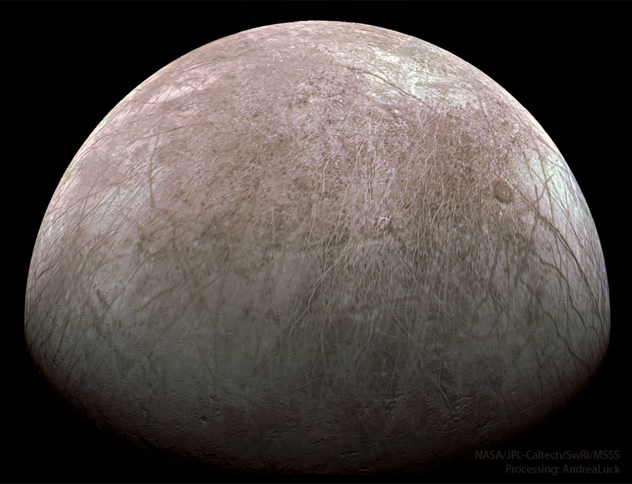 Europa to księżyc Jowisza, który miłośnikom "Gwiezdnych Wojen" może kojarzyć się z lodową planetą Hoth.