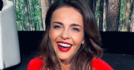 Edyta Herbuś w dopasowanej mini. Uwagę zwraca detal przy szyi