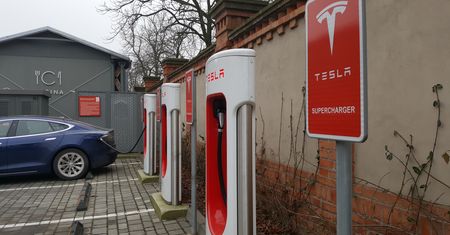 Ładowanie aut elektrycznych. W której sieci najtaniej na ferie?