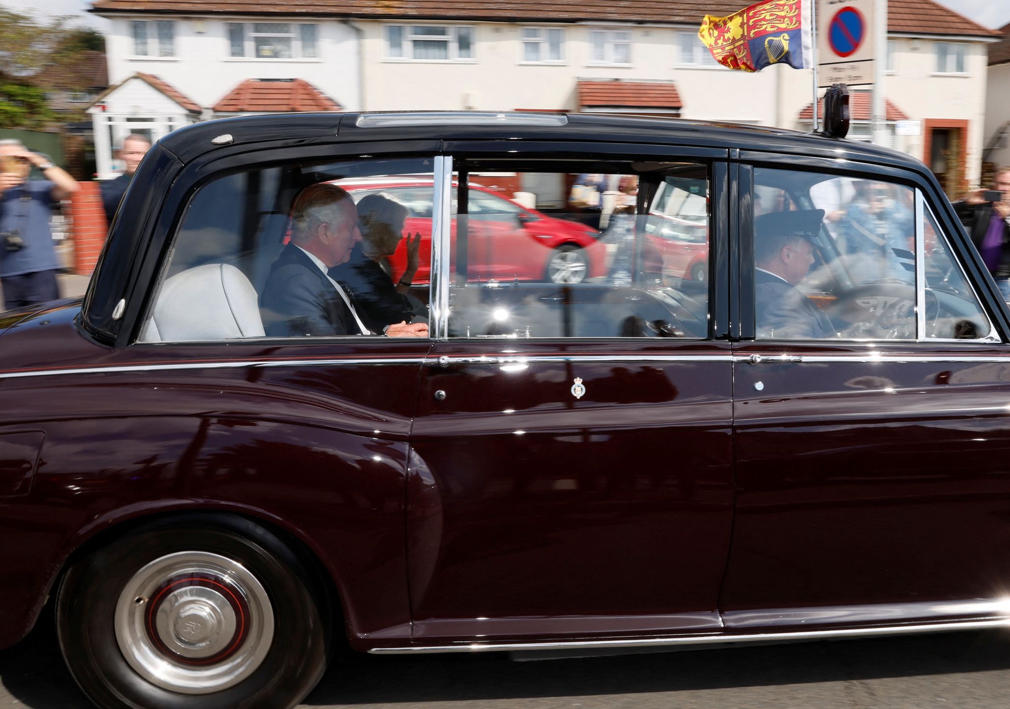 Król Karol III przybywa do Londynu
