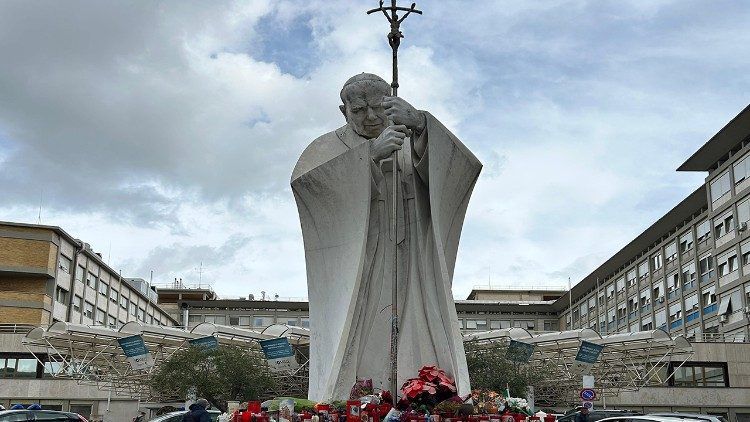 Watykan: papież wznawia aktywność zawodową. Spotkanie z abp. Rudellim