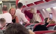 70-latka bije stewarda. Nagranie z samolotu