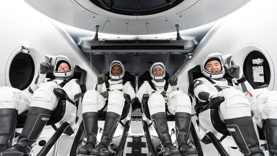 Astronauci wracają na ziemię na pokładzie statku Crew Dragon