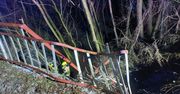 Opolskie: O krok od tragedii na moście. Samochód przebił bariery i spadł w przepaść