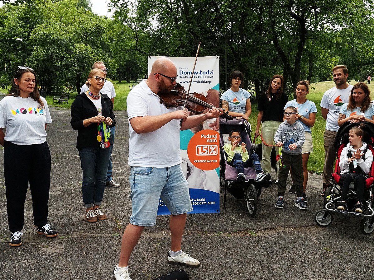 Artur Lewinowicz specjalnie na tę okazję przygotował oryginalną aranżację &#34;Prząśniczki&#34;.