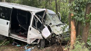 Dziewięć osób rannych po zderzeniu busa z ciągnikiem. Kierujący fordem 19-latek nie miał uprawnień