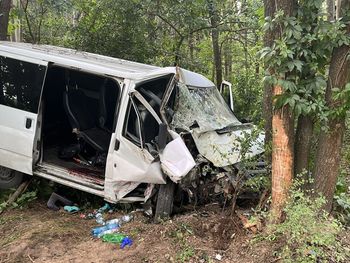 Dziewięć osób rannych po zderzeniu busa z ciągnikiem. Kierujący fordem 19-latek nie miał uprawnień