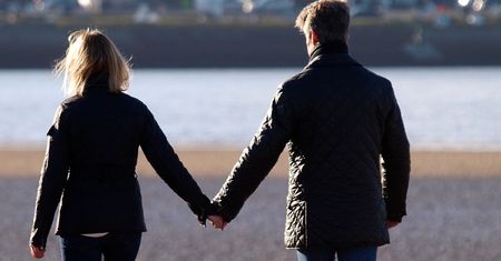 "Wyglądasz super, ale pamiętasz, że ja lubię umięśnione brzuchy?". Uważaj, to może być negging