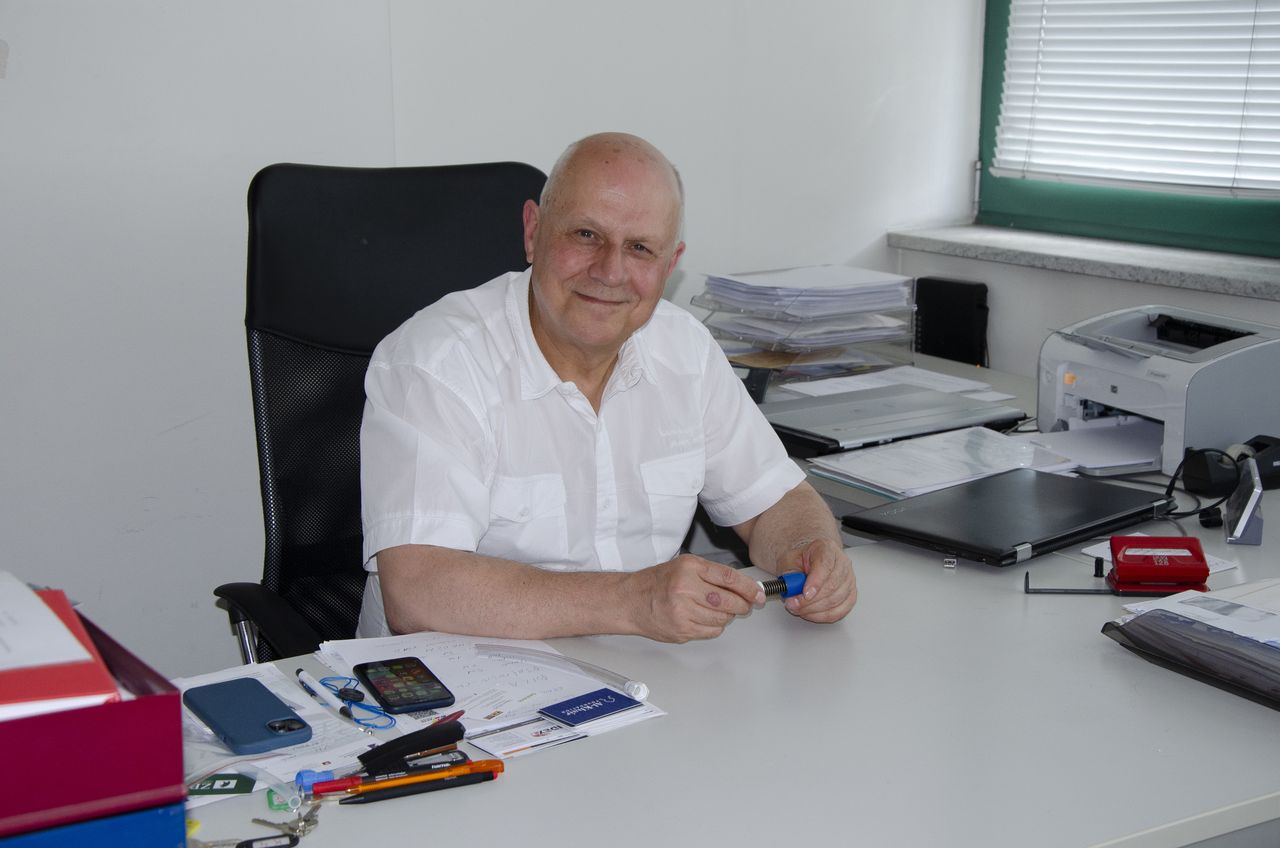 Zdzisław Iwanejko ze swoim zaworem, który opatentował w wielu krajach na świecie i na jego bazie tworzy innowacyjne rozwiązania