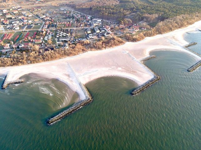 Plaża w Jarosławcu jest największą sztuczną plażą utworzoną w Europie i jedną z największych na świecie.