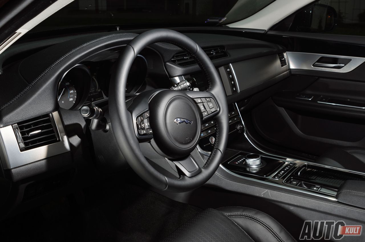 Kierownica Jaguara XF dobrze leży w rękach, a wszystko, czego potrzebuje kierowca w trakcie jazdy, ma pod palcami.