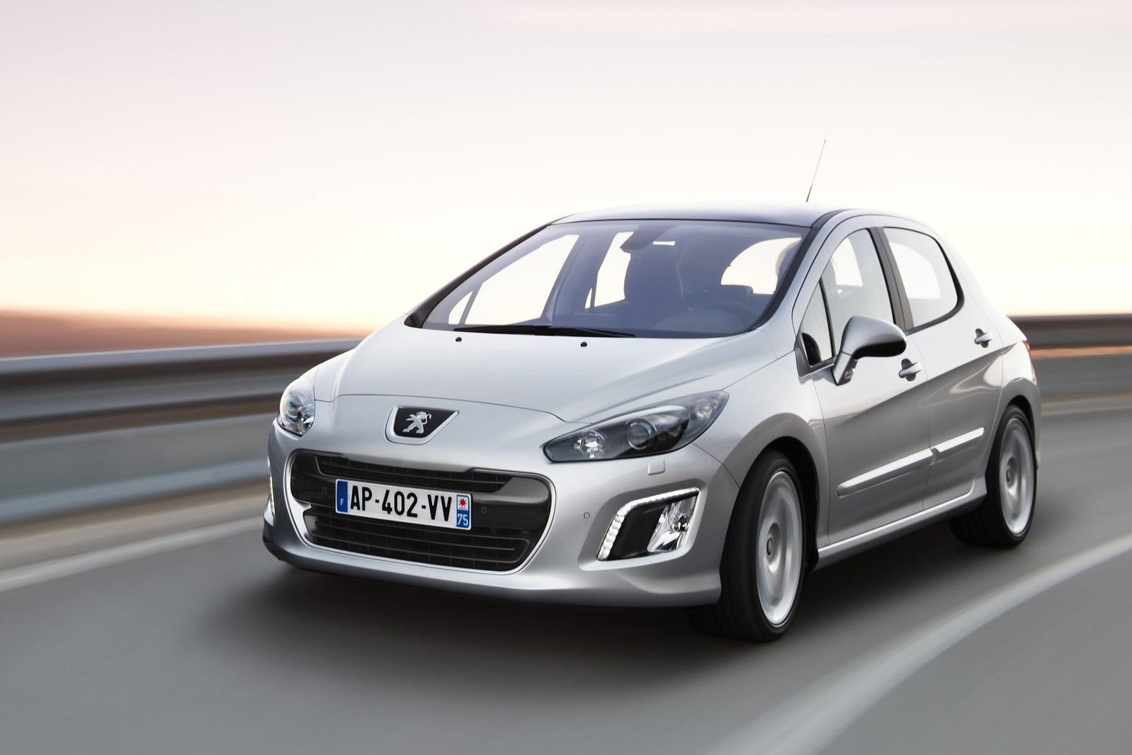 Peugeot 308 z dieslem to całkiem interesujący kompakt, który zapewnia sporo miejsca. Wersja SW jest jeszcze lepsza.