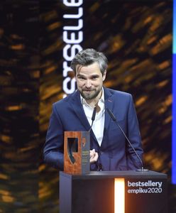 Zygmunt Miłoszewski odebrał nagrodę i podziękował organizatorkom Strajku Kobiet