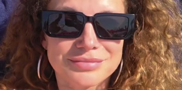 Naturalna Joanna Liszowska wypoczywa na zagranicznym urlopie, eksponując GŁĘBOKI DEKOLT. "Bogini"