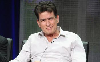 Sypiał z mężczyznami. Charlie Sheen mówi otwarcie o swoich doświadczeniach
