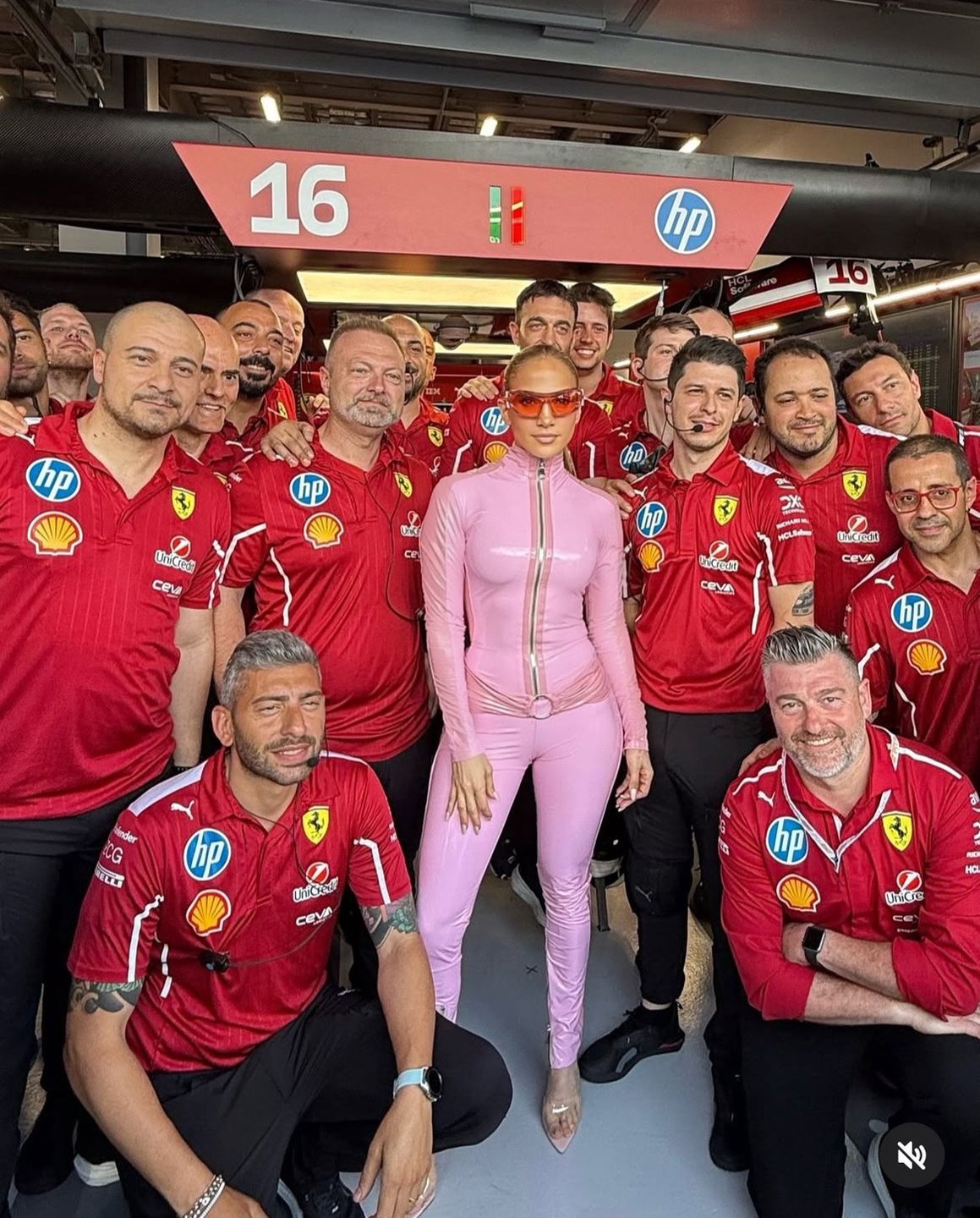 Jennifer Lopez z ekipą Ferrari