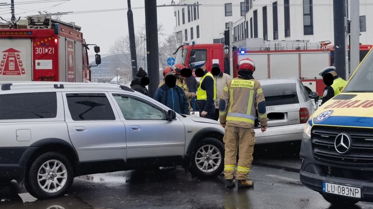 Zderzenie volvo z audi na skrzyżowaniu al. Unii Lubelskiej z ul. Zamojską w Lublinie