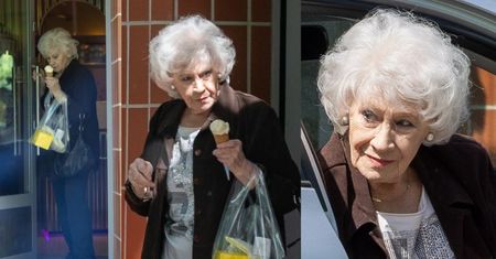 Krystyna Loska korzysta z pięknej pogody i z gracją pałaszuje lody. Ikona? (ZDJĘCIA)