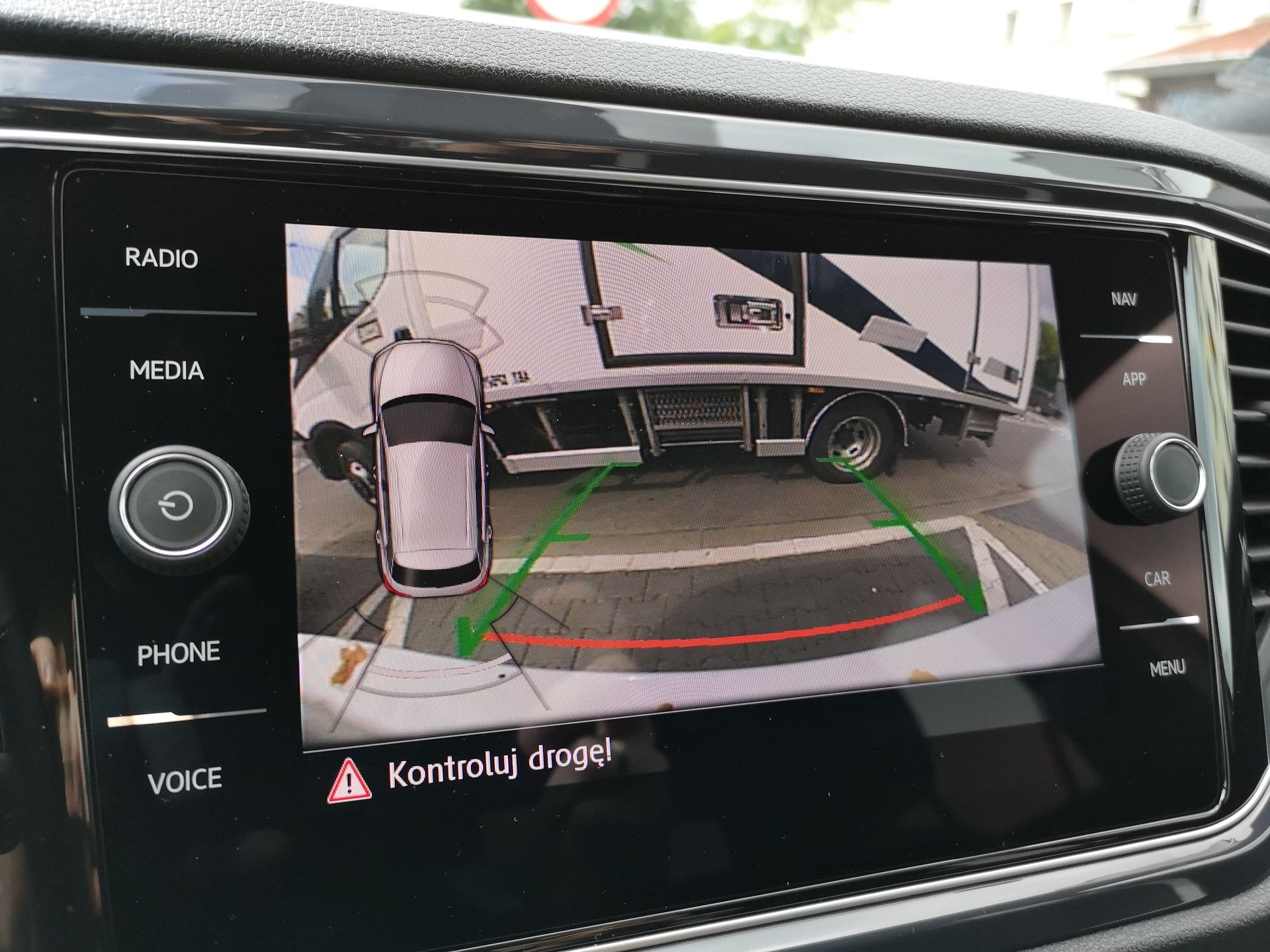 Volkswagen T-Roc: System audio Beats i asystent wyjazdu z miejsca parkingowego 11