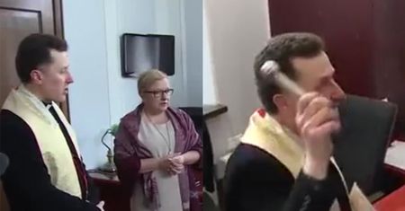 Egzorcyzmy w Sejmie... "Chcemy ZŁE DUCHY wypędzić z tego pokoju!"
