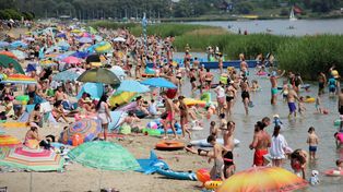 Żar tropików i tłumy nad Jeziorem Tarnobrzeskim w przedwakacyjną niedzielę. Prażyło aż do burzy