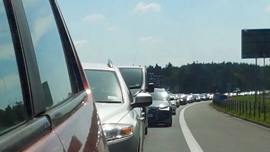 korki na autostradzie przed bramkami