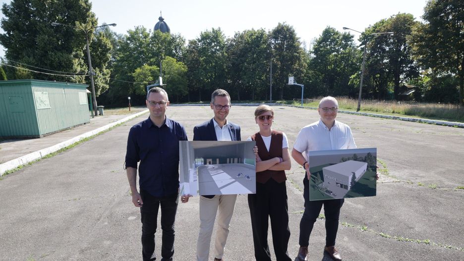 W konferencji udział wzięli (od lewej): Jacek Domoradzki - kierownik obiektu sportowego, stadionu Exbud Arena, Tomasz Porębski - wiceprezydent Kielc, Agata Wojda - prezydentka miasta oraz Przemysław Chmiel - dyrektor Miejskiego Ośrodka Sportu i Rekreacji. 
