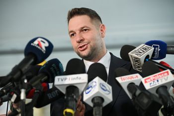 "Piłsudskiego to by chyba powiesili". Kuriozalne tłumaczenia Jakiego