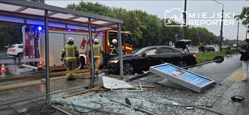 Warszawa: Rozpędzone audi staranowało przystanek. Kierowca zbiegł z miejsca