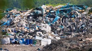 Ksawerów: Składował niebezpieczne odpady na podwórku. Sprawą zajęła się prokuratura