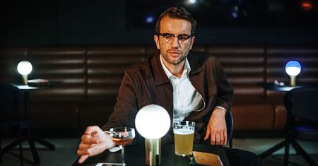 Tomasz Kot w nowej roli. To teledysk z oryginalną choreografią