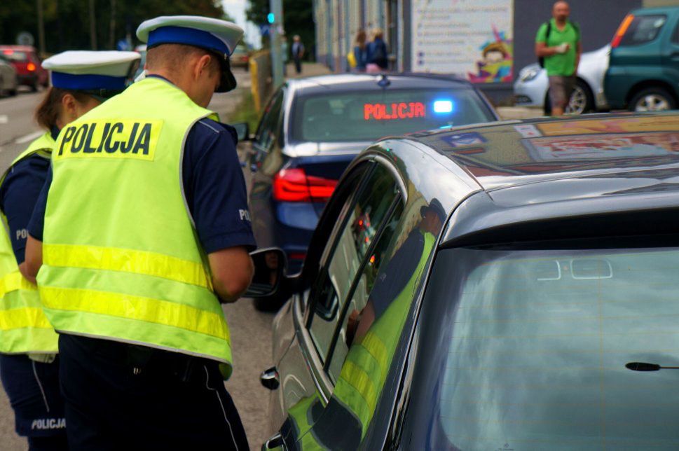 Legnica. Uciekał przed policją bez uprawnień i pod wpływem narkotyków. Dziewczyna zostawiła 9-miesięczne niemowlę, by wyciągnąć go z aresztu