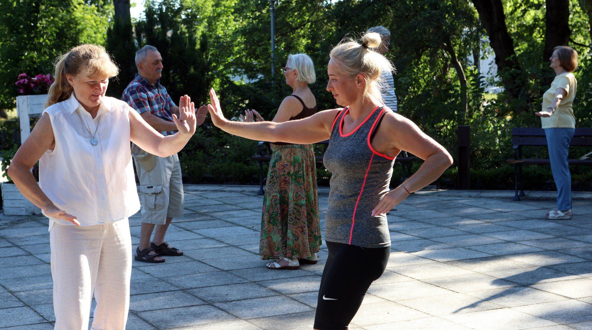 Wakacyjne zajęcia z &#34;Tai chi&#34; w parku miejskim w Grudziądzu