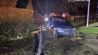 Nieporęt: Nocna kolizja w deszczu. Kierowca BMW uderzył w latarnię i ogrodzenie