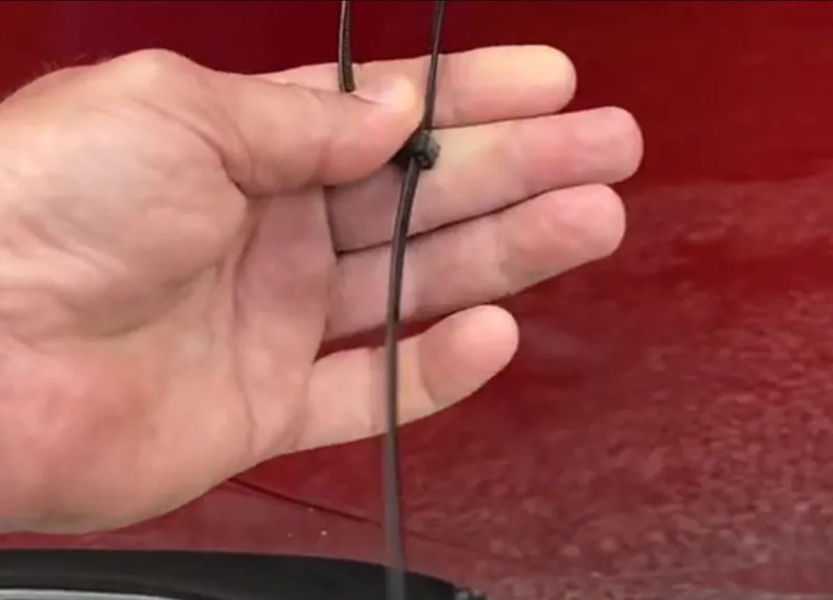 Ojciec znalazł opaskę zaciskową na samochodzie córki