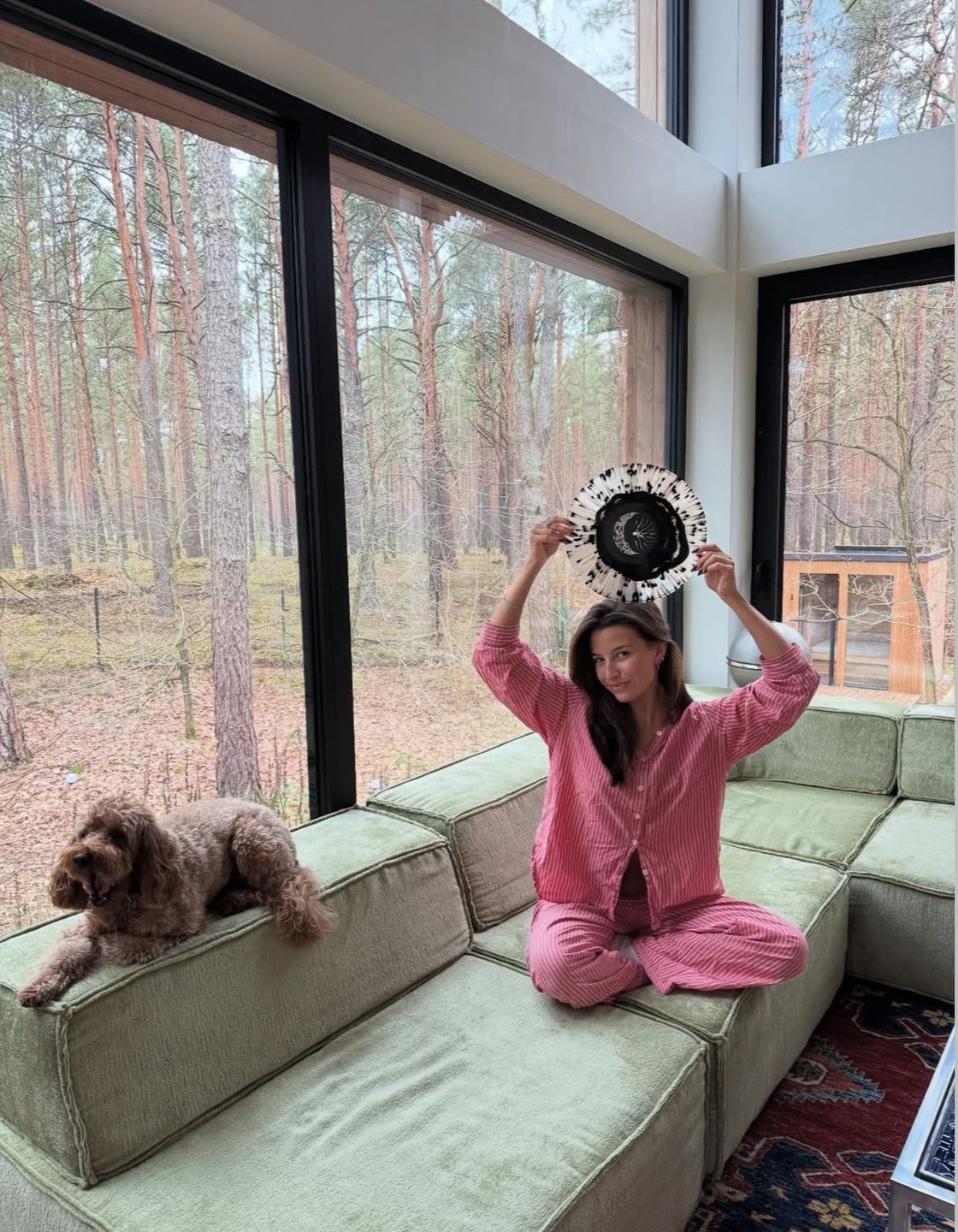 Julia Wieniawa chwali się widokiem z leśnej chatki