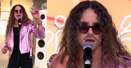 Michał Szpak w różowej kurtce śpiewa w "Dzień Dobry TVN"