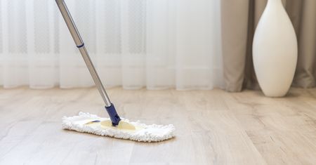 Zamiast do mycia naczyń, wykorzystaj do mycia podłogi. Zapomnisz o smugach