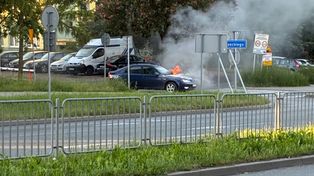 Lublin: poranny pożar samochodu na ul. Rzeckiego. Ogień pojawił się w komorze silnika