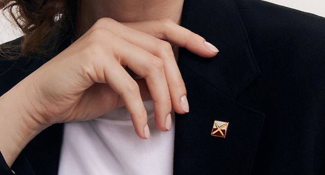 Producent biżuterii Yes sprzedaje wyborcze przypinki