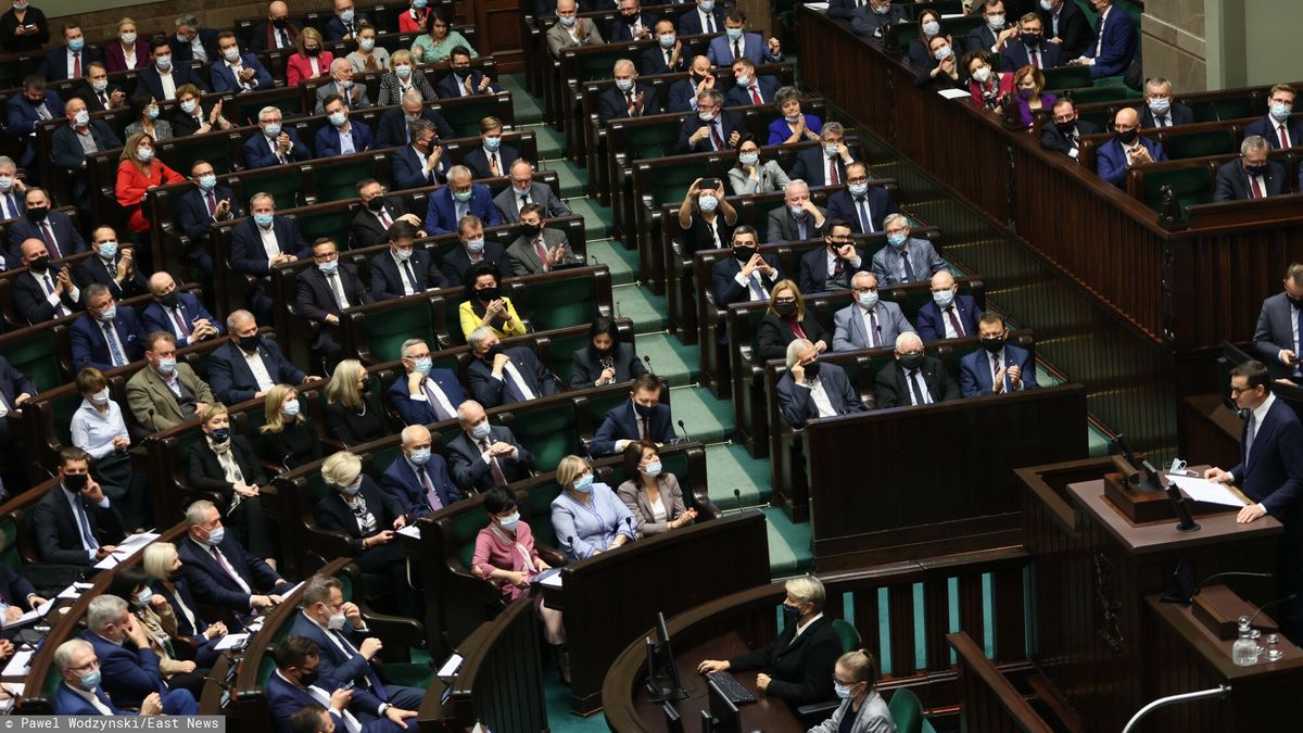 39. posiedzenie Sejmu IX kadencjiFot. Pawel Wodzynski/East News, Warszawa, 14.10.2021. 39. posiedzenie Sejmu IX kadencji. Popoludniowy blok glosowan, m.in. w sprawie projektu o budowie muru na granicy Polski z Bialorusia.Pawel Wodzynski